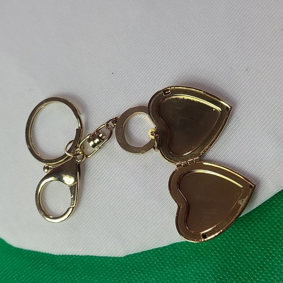 Gold Heart Locker Keychain Charm Accessory vtg style - Picture 7 of 10